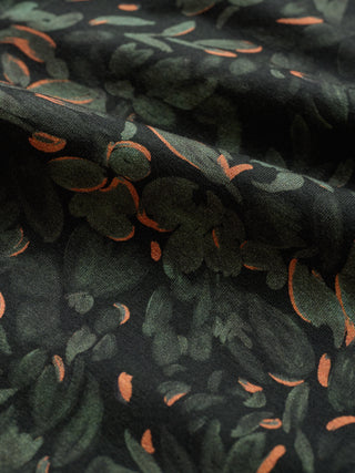 Bowling-shirt med korte ærmer, »Forest Night«, i mørkegrønt og sort med botanisk mønster og orange detaljer.