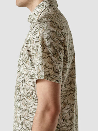 Set fra siden af en person, der har den klassiske kortærmede mønstrede skjorte »Dried Leaves« med 360°-stretch på.
