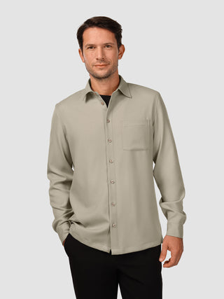 En mand har en »Effortless Shirt« i farven »Stone Beige« på over en sort skjorte og fremhæver dermed dansk design.