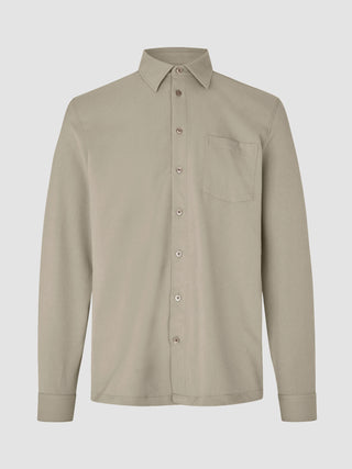 En afslappet skjorte i farven Stone Beige med brystlomme og klassisk dansk design.