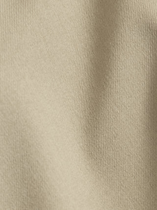 Nærbillede af beige stof fra serien »Effortless Shirt Stone Beige« med ribbet struktur.
