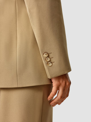 Essential Blazer med karamelbrune ærmer i et beige stof og tre knapper ved manchetten.