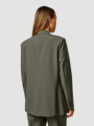 En person set bagfra iført en Essential Blazer i farven Dark Olive.