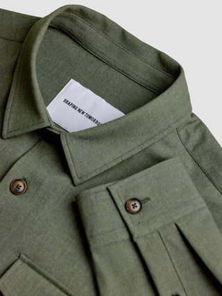 Essential Overshirt i farven Nightfall Green Melange med »Shaping New Tomorrow«-mærket ved kraven.