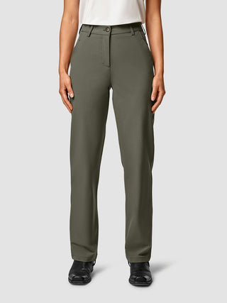 En person, der har Essential Pants Straight i farven Dark Olive på.