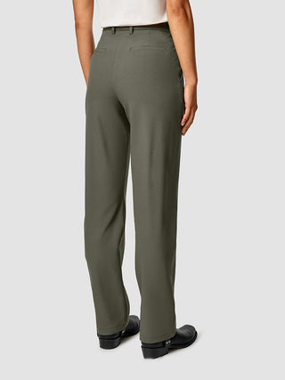 En person set bagfra iført Essential Pants Straight i farven Dark Olive og sorte støvler.