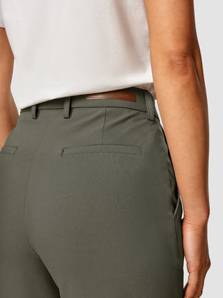 Nærbillede af bagsiden af Essential Pants Straight Dark Olive med et brunt læderlogo på linningen.