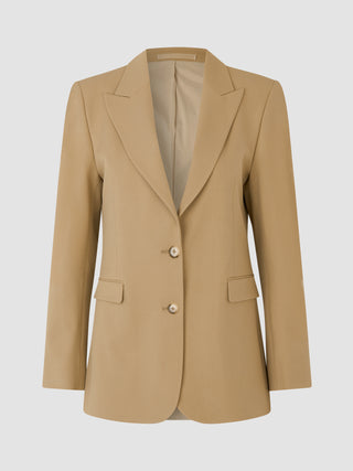 Essential Blazer Caramel i beige funktionsstof med to knapper og lommer med klap.