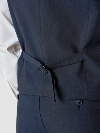 Nærbillede af bagsiden af en Essential Vest Navy Melange i marineblå med en justerbar taljebånd.
