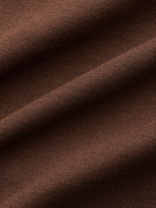 Nærbillede af en Heavy Box Fit-T-shirt i farven Saddle Brown, der viser bløde folder i bomuldsstoffet.
