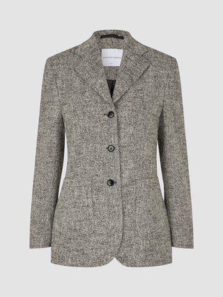 Blazer i Black White, helfigur på model mod grå baggrund.