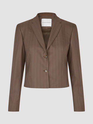 Raina kort blazer til kvinder i kastaniefarve med nålestriber fra Shaping New Tomorrow.