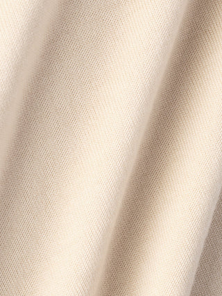 Nærbillede af de bløde, åndbare stoffolder på Seamless Premium Merino Knit Turtleneck Birchwood.