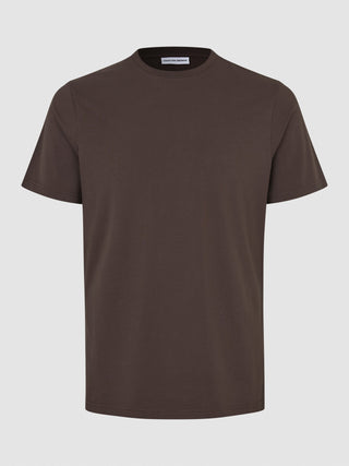 Supima Legacy i Espresso, t-shirt med korte ærmer, helfigur.
