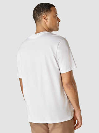 En mand set bagfra, iført en Supima T-shirt i Box Fit Legacy White.