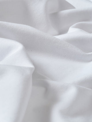 Nærbillede af de bløde folder i en Supima T-shirt i Box Fit Legacy White.