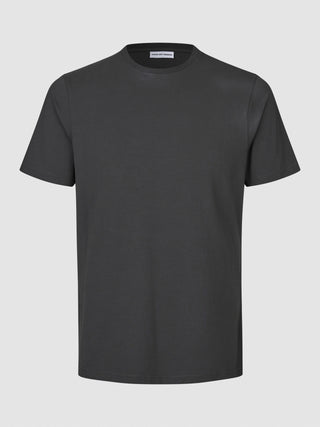 Supima T-shirt i Dark Grey, helfigur foran neutral baggrund.