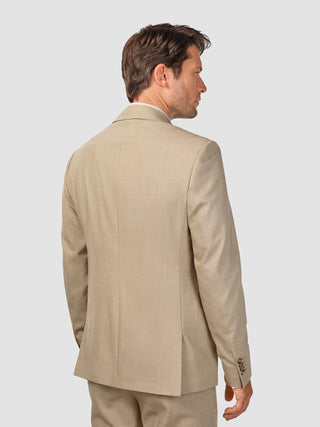 En mand set bagfra, iført en Tech Wool Suit Sand-jakke.