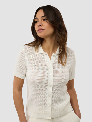 En kvinde iført en »Women’s Structured Polo Off White«.