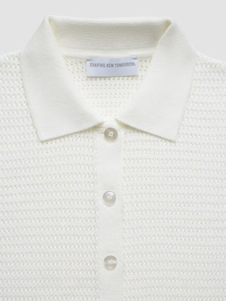 Struktureret polo-skjorte til kvinder i offwhite med krave, knapstolpe og Shaping New Tomorrow-mærke.