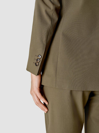 Nærbillede af ærmet på en Essential Suit Straight-blazer i mørk olivenfarve med tre knapper.