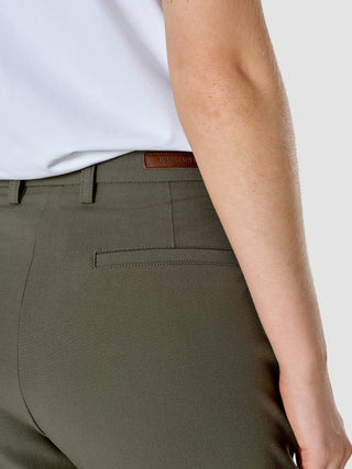 Nærbillede af Essential Suit Straight Dark Olive-bukser med et brunt læderlogo på bagsiden af linningen.