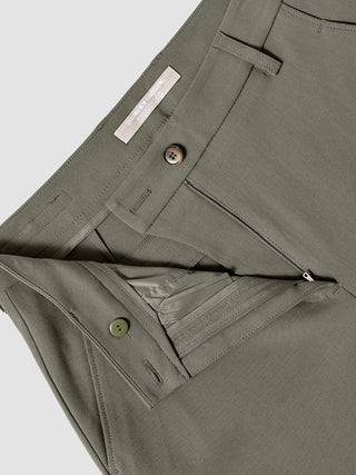 Essential Suit Straight Dark Olive-bukser med knaplukning, lynlås i gylpen og Shaping New Tomorrow-mærke.