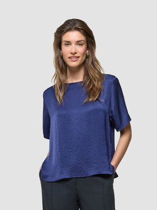 Amara Blouse i Navy, helfigur foran neutral baggrund.
