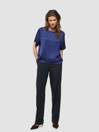 Amara Blouse i Navy, helfigur med hænder i lommer.