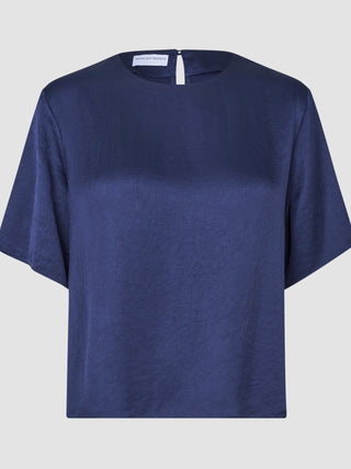 Amara Blouse i Navy, halvfigur forfra.