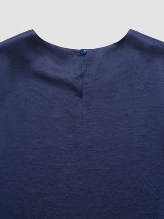 Amara Blouse i Navy, detalje af ryggen med knap og syninger.