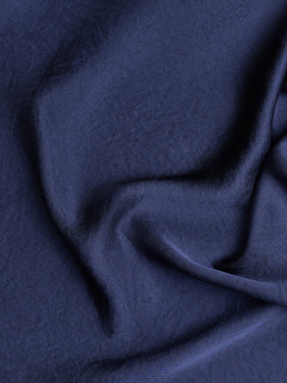 Amara Blouse i Navy, detaljebillede af stofstrukturen.