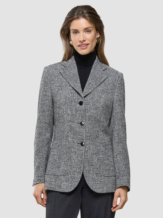 Ashryn Blazer i Domino Herringbone, helfigur med sort rullekrave under.