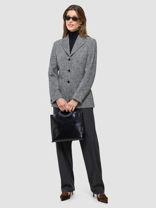 Ashryn Blazer i Domino Herringbone, helfigur med model i grå blazer, sort rullekrave og sorte bukser.