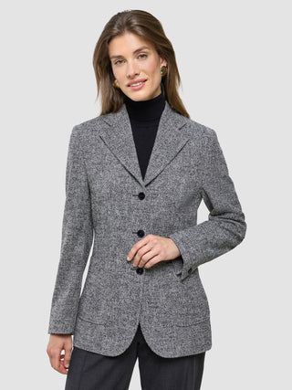 Ashryn Blazer i Domino Herringbone, helfigur med sort rullekrave synlig under.
