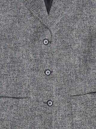 Ashryn Blazer i Domino Herringbone, detalje af knapper og stof.