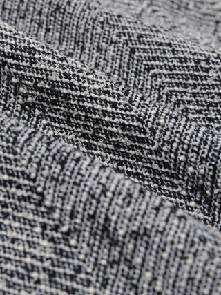Ashryn Blazer i Domino Herringbone, detalje af stof med fiskebenmønster.