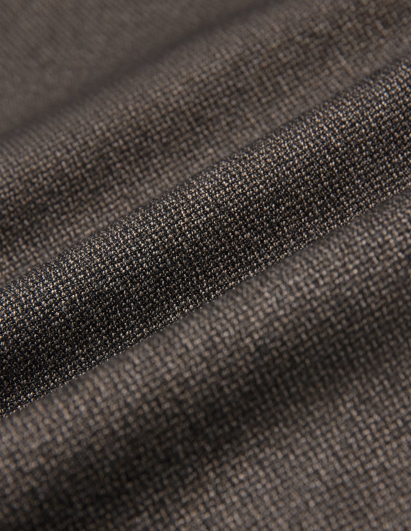 Nærbillede af den mørkebrune Atelier Overshirt med et synligt, struktureret vævet mønster.