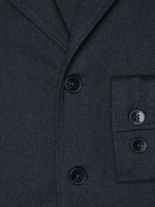 Atelier Overshirt Dark Navy: en overshirt med struktur, udskåret krave, knaplukning foran og manchetter med to knapper.