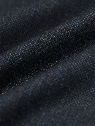 Nærbillede af det strukturerede, mørkeblå Atelier Overshirt-stof med bløde folder.