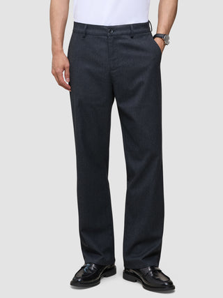 Atelier-bukser i afslappet pasform i mørk marineblå i brudt twill, kombineret med en hvid skjorte og sorte loafers.