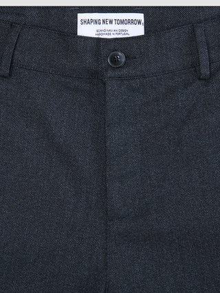 Nærbillede af linningen og knappen på de mørkeblå Atelier Pants Relaxed Dark Navy i brudt twill med afslappet snit.