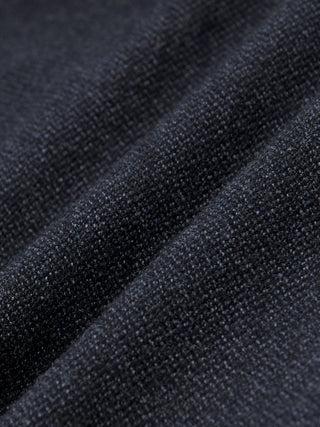 Nærbillede af Atelier Pants Relaxed Dark Navy i brudt twill, der fremhæver folderne og det afslappede snit.