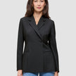 En kvinde iført en sort Avira-blazer til kvinder over lyseblå jeans i dansk design-stil.