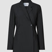 Avira-blazer til kvinder i sort med en enkelt knap og et hakket revers.