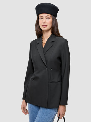 En kvinde iført en sort Avira-blazer til kvinder og en sort beret.