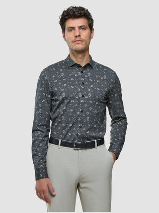 Classic Shirt Slim i Grey Floral, helfigur med mand iført grå skjorte med blomstermønster og beige bukser.