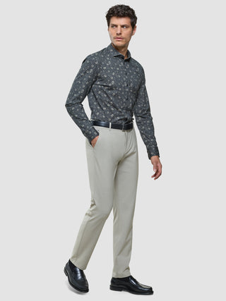 Classic Shirt Slim i Grey Floral, mand i helfigur med beige bukser og sort bælte.