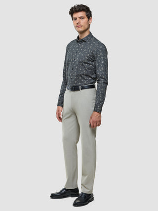 Classic Shirt Slim i Grey Floral, mand i helfigur iført mørkegrå skjorte med blomsterprint og beige bukser.