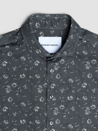 Classic Shirt Slim i Grey Floral, detalje af skjorte med blomstermønster og knapper.
